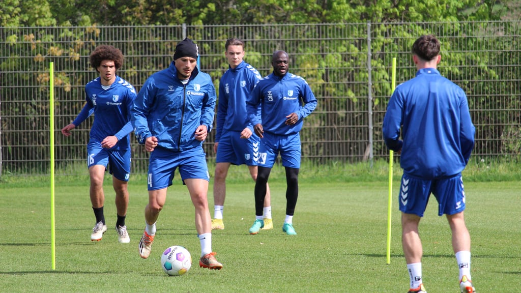 Sonnenschein an der MDCC-Arena beim Training des 1. FC Magdeburg vor dem Spiel bei Hansa Rostock.