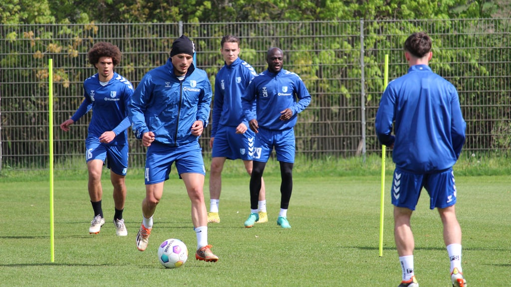 Sonnenschein an der MDCC-Arena beim Training des 1. FC Magdeburg vor dem Spiel bei Hansa Rostock.
