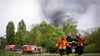 Einsatzkräfte und -fahrzeuge der Feuerwehr stehen bei einem Großbrand in einem Braunschweiger Industriegebiet.