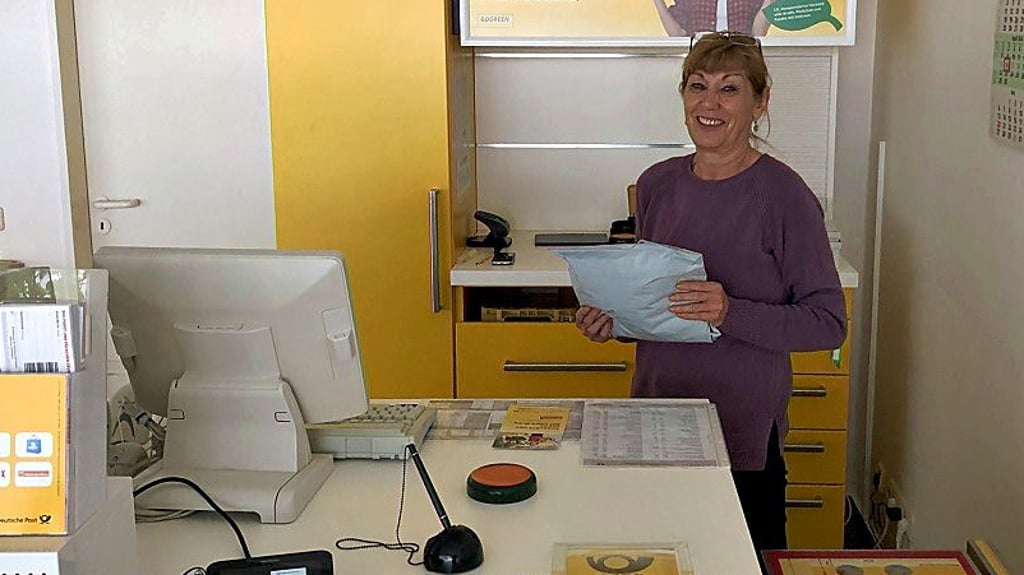 Andrea Wiebesiek in der neu eröffneten Post in Kochstedt.