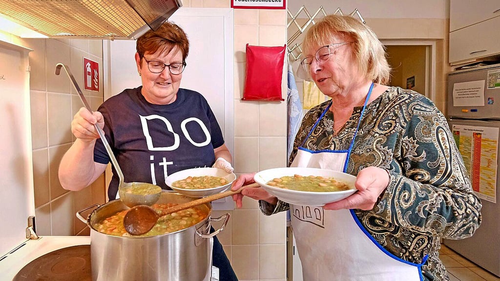 Die Suppenküche im Lutherhaus öffnet immer mittwochs. Freiwillige wie Karin Albrecht (l.) und Christa Roye kochen hier und teilen das Essen aus.