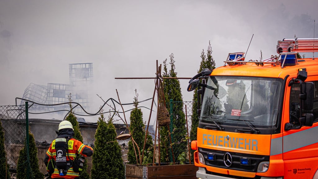 Die Feuerwehr löscht einen Brand in einem Braunschweiger Industriegebiet.