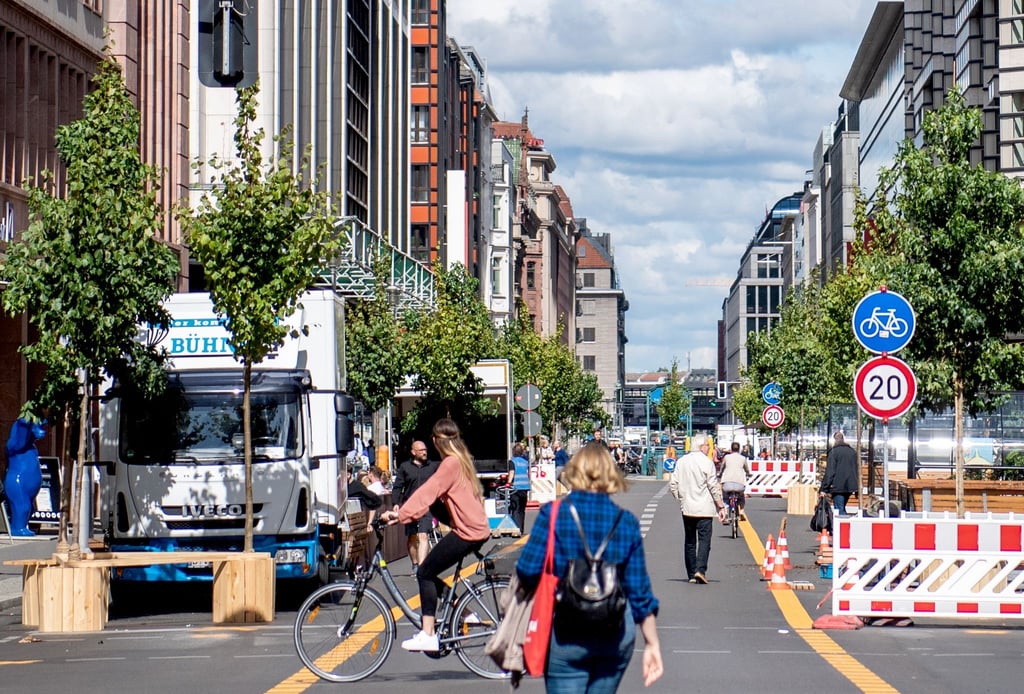 So nutzten Radfahrer und Fußgänger in Berlin die zeitweise autofreie Friedrichstraße.