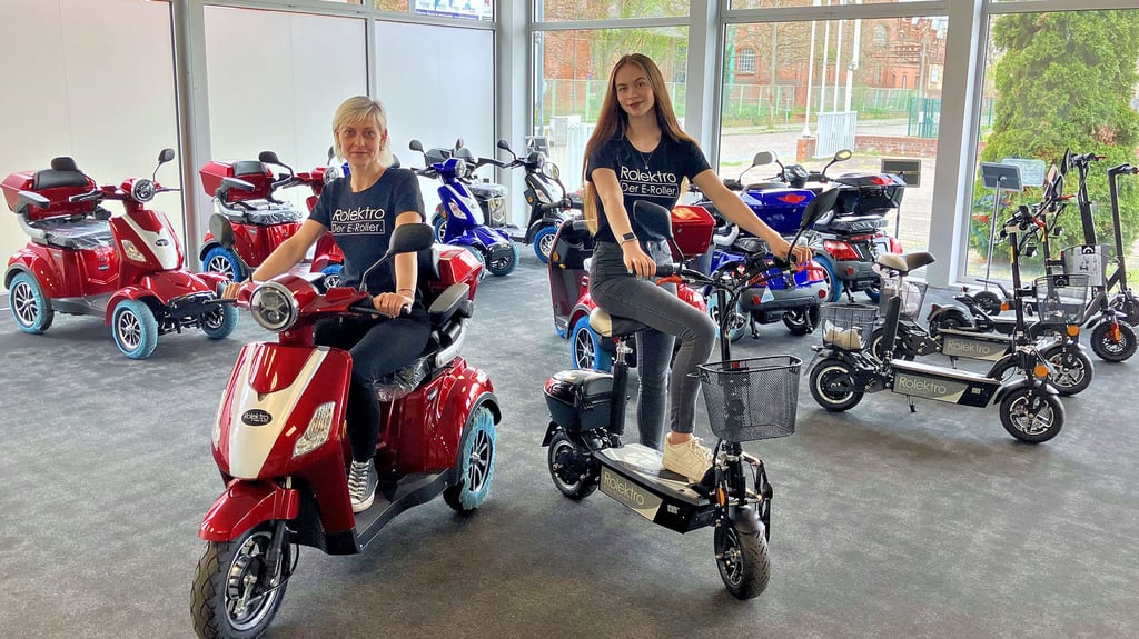 Konstanze Volk und Melissa Kremkau (r.) zeigen die verschiedenen Modelle bei Rolektro in Dessau.