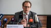 Hendrik Timmer, Staatsanwalt in Düsseldorf, berichtet über die Ergebnisse der Razzia gegen eine Schleuserbande.