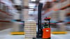 Gabelstapler transportieren im neuen Hochregallager des Logistikunternehmens DB Schenker Paletten mit Lagergut zu den Stellplätzen.