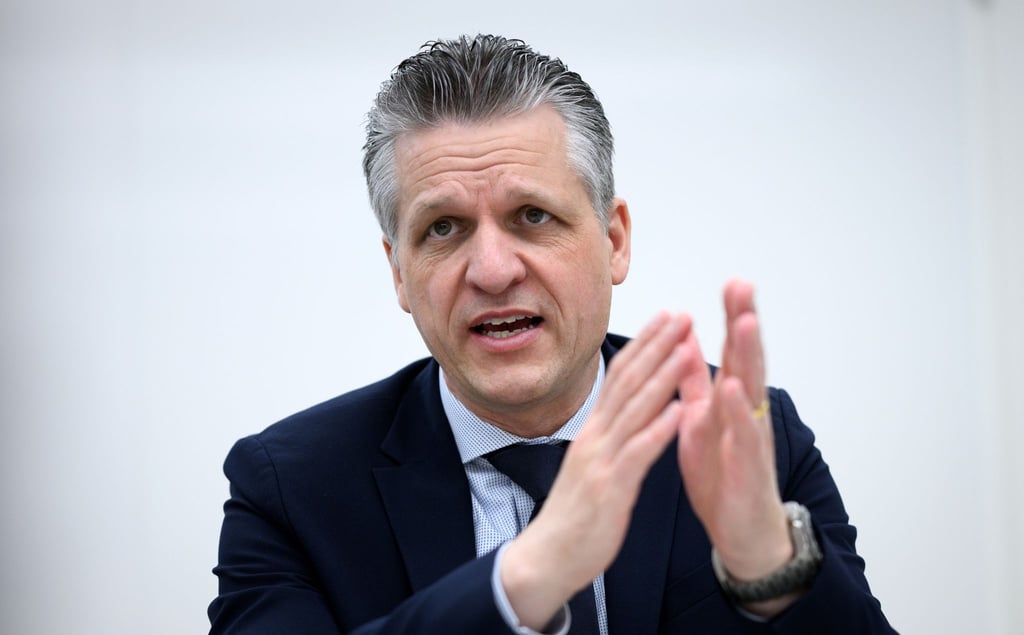 Thorsten Frei (CDU), Erster Parlamentarischer Geschäftsführer der CDU/CSU-Bundestagsfraktion, sitzt bei einem Interview mit der Deutschen Presse-Agentur dpa im Newsroom der Nachrichtenagentur.