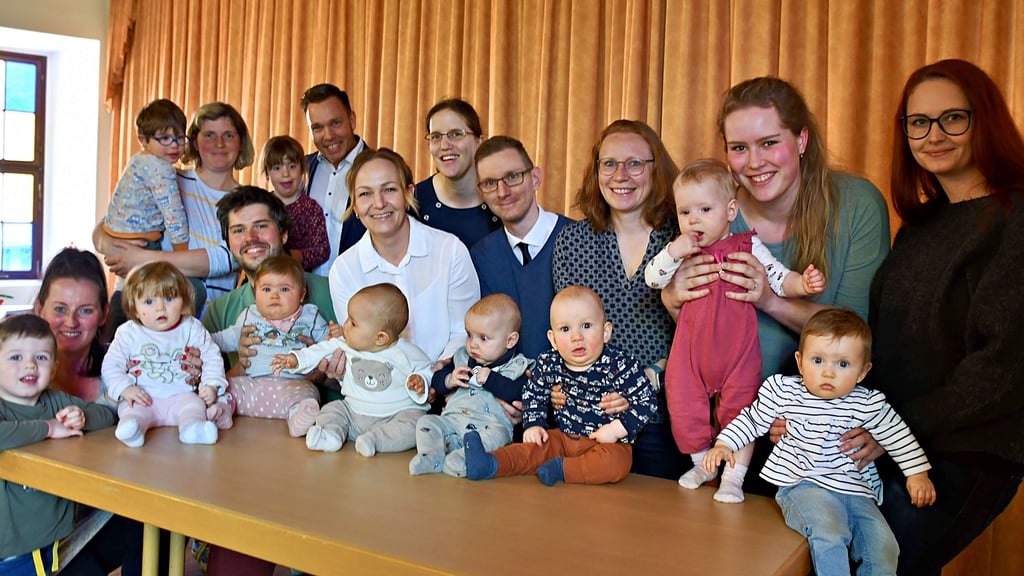 Einheitsgemeinde-Bürgermeister Marc Blanck (hinten) heißt die neuen Erdenbürger zum Lätzchencafé willkommen. Die jungen Eltern haben die Möglichkeit, sich untereinander kennenzulernen und mit den Gemeindevertretern direkt ins Gespräch zu kommen.