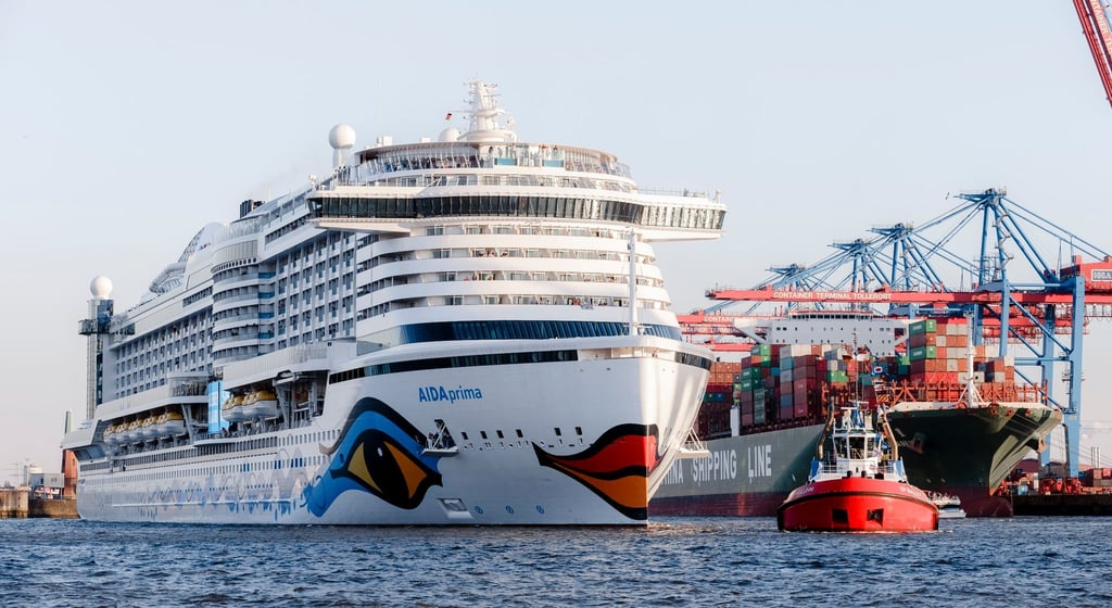 Das Kreuzfahrtschiff „Aida Prima“ fährt in Hamburg in den Hafen. Aida Cruises hat geplante Reisen durch das Rote Meer abgesagt und alternative Routen aufgelegt.