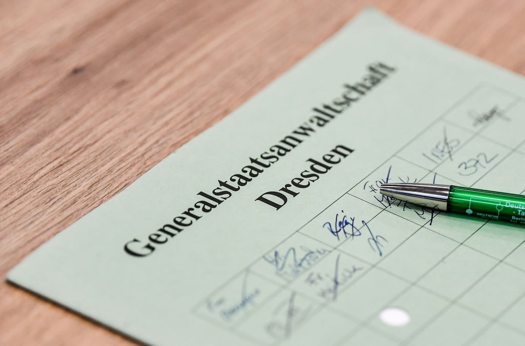Ein Ordner der Generalstaatsanwaltschaft Dresden liegt auf einem Tisch im Oberlandesgericht.
