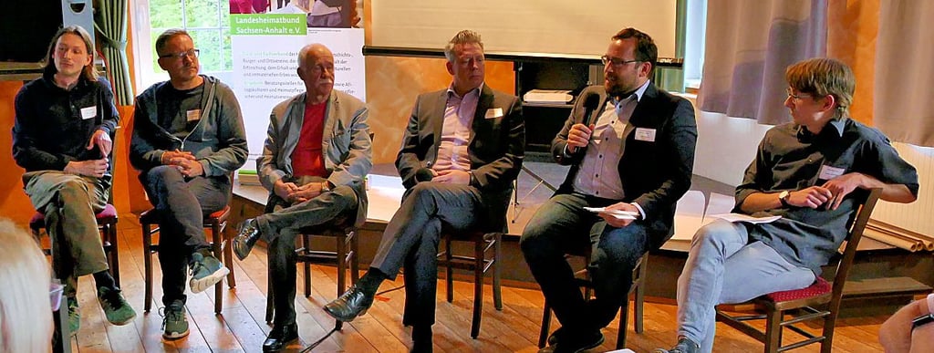 Teilnehmer der moderierten Gesprächsrunde, in der das Jahresthema #moderndenken im Mittelpunkt steht: Was bedeutet Modernität für den Verein? Im Foto: Anlexander Winkler (v.l.), Tino Simon, Jürgen Dannenberg, Sebastian Putz, John Palatini und Alexander Weiß.