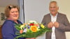 Ute Panther, Geschäftsführerin  der Agrar-Genossenschaft Elbeland Scharlibbe, überreicht Blumen an Arnim Glimm. Der Leiter der Pflanzenproduktion geht nach 50 Jahren in der Landwirtschaft in den Ruhestand. 31 Jahre haben beide zusammen in der Genossenschaft gearbeitet.
