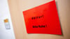 Ein Schild mit der Aufschrift „Abitur! Bitte Ruhe!“ hängt während der schriftlichen Abiturprüfungen an einer Tür.