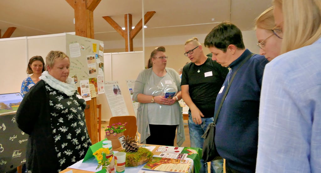 Premiere der ersten Woche der Heimat- und Kulturvereine des Landesheimatbundes Sachsen-Anhalt e.V. im Annaburger Porzellaneum. Das Ziel: Miteinander ins Gespräch kommen und voneinander lernen, wie hier am Stand des Heimatvereins Grimme.