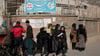 Afghanische Studentinnen stehen vor der Universität Kabul.