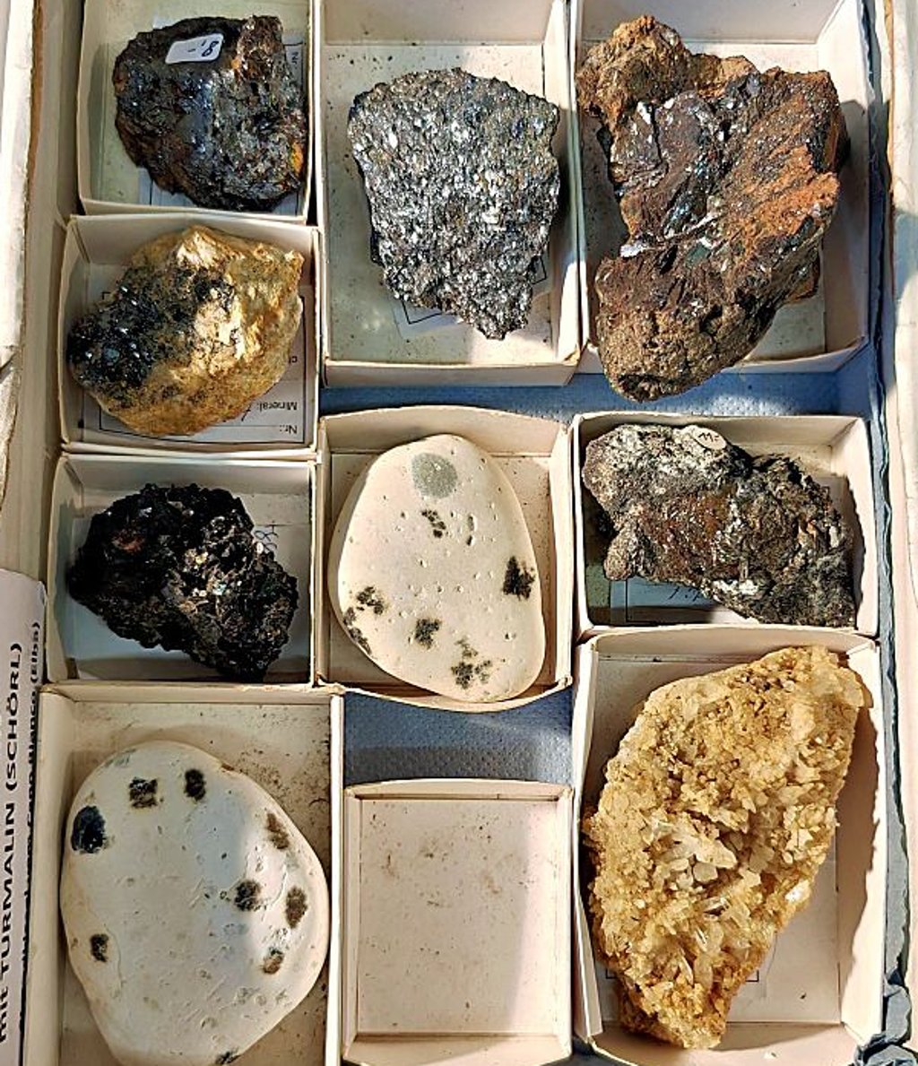 Mineralien von der Insel Elba, darunter Eurite mit Einschlüssen von schwarzem Turmalin (M. und l.u.), die deshalb auch Dalmatiner genannt werden.