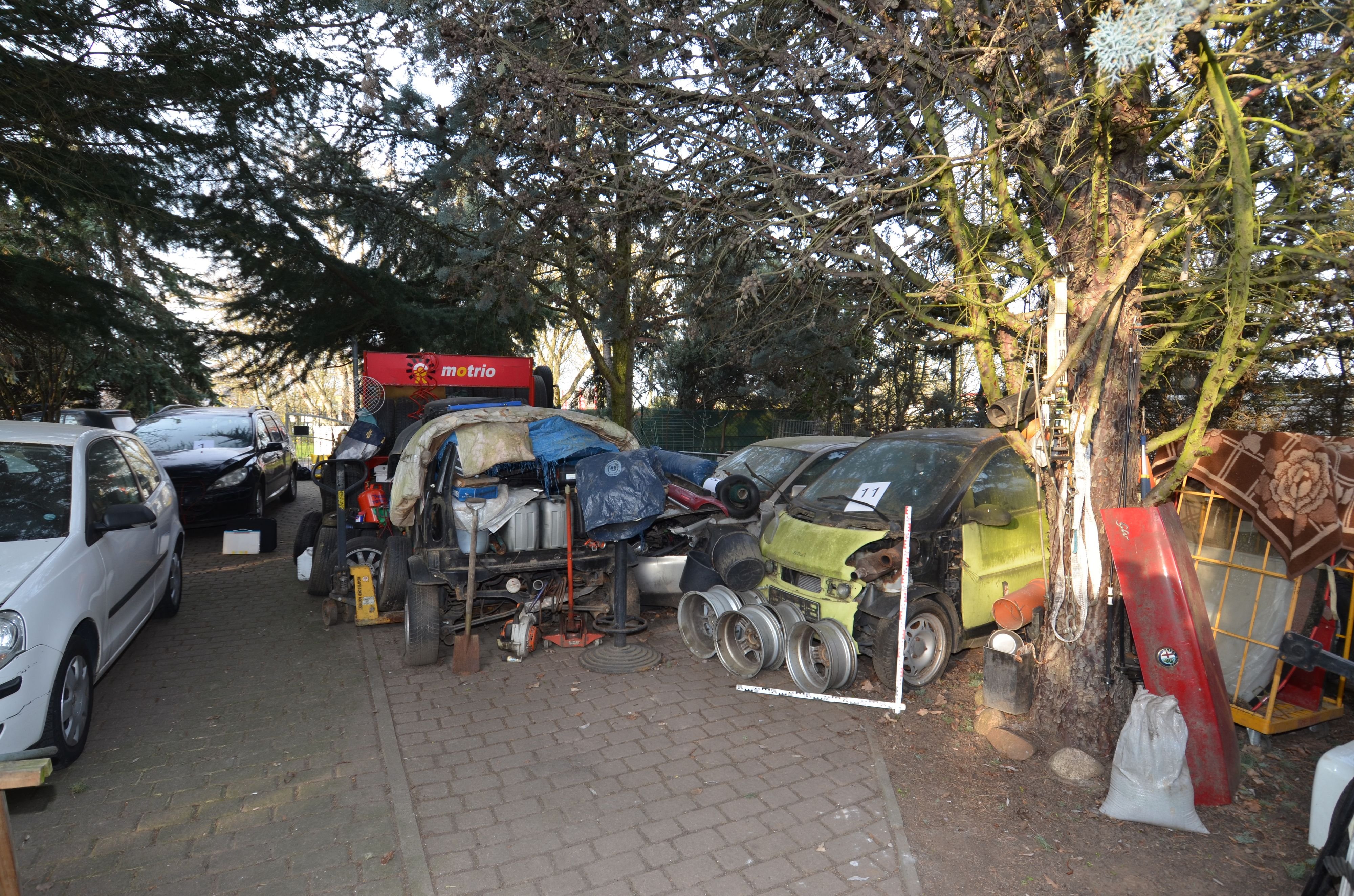 Magdeburg: Private Mülldeponie ausgehoben: Polizei entdeckt Reste von Schadstoffen und 30 Autos