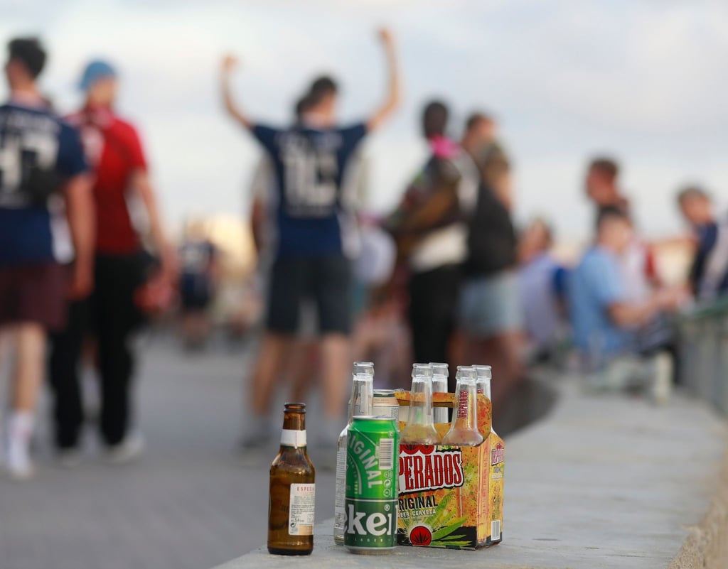 Party auf der Promenade am Strand von Arenal. Mallorca läutet die Partysaison ein.