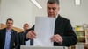 Kroatiens Präsident Zoran Milanovic gibt seine Stimme in einem Wahllokal in Zagreb ab.