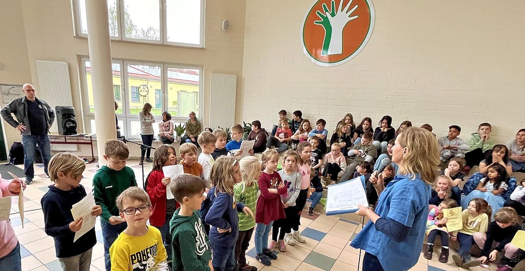 Unter dem Schullogo zeichnet Schulleiterin Andrea Hoffmann in Tangerhütte die besten Knobler der ersten und zweiten Klassen aus.
