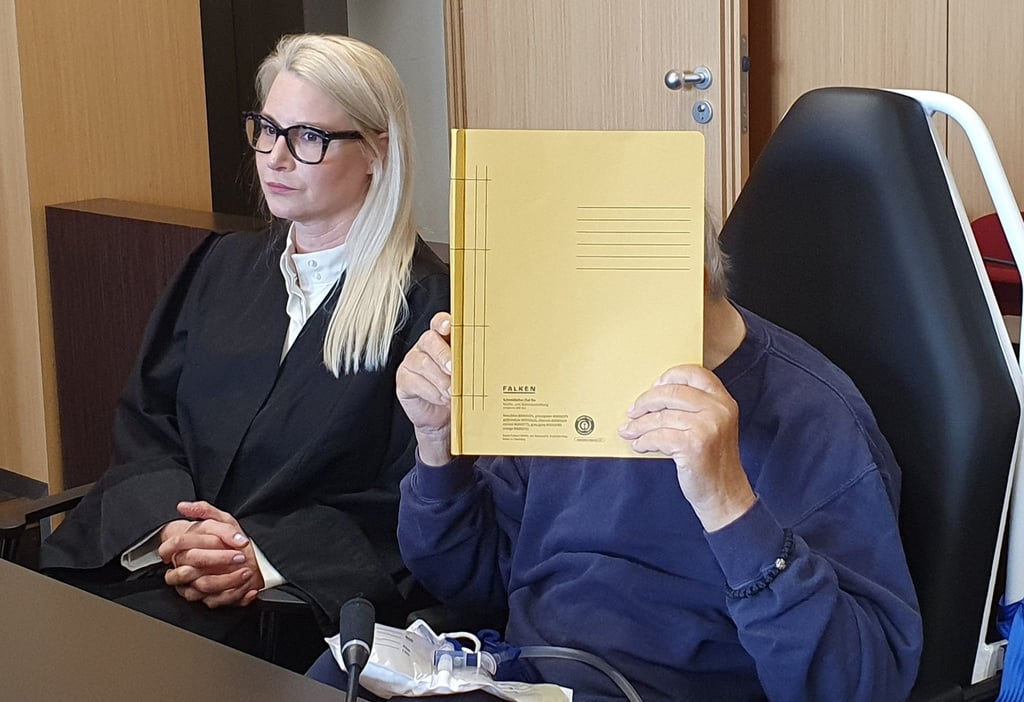 Der Angeklagte mit seiner Anwältin während des Prozesses in Düsseldorf.
