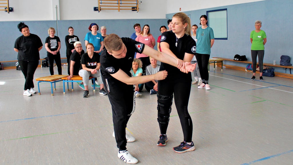 Manuela Schmelzer und Nico Waschke vom Karateverein erklärten und zeigten den Frauen im Selbstverteidigungskurs, mit welchen Handgriffen was möglich ist.