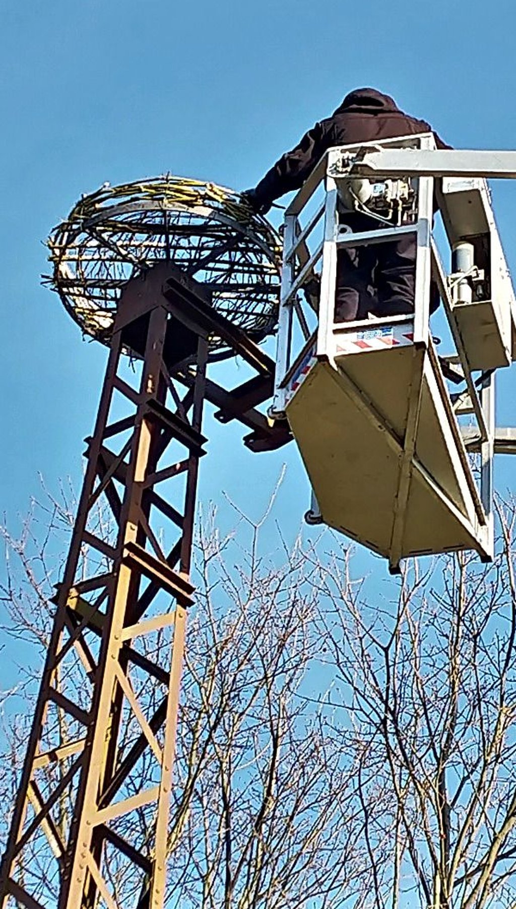 Oben auf dem Gittermast wird der große Ring aus Stahl befestigt.