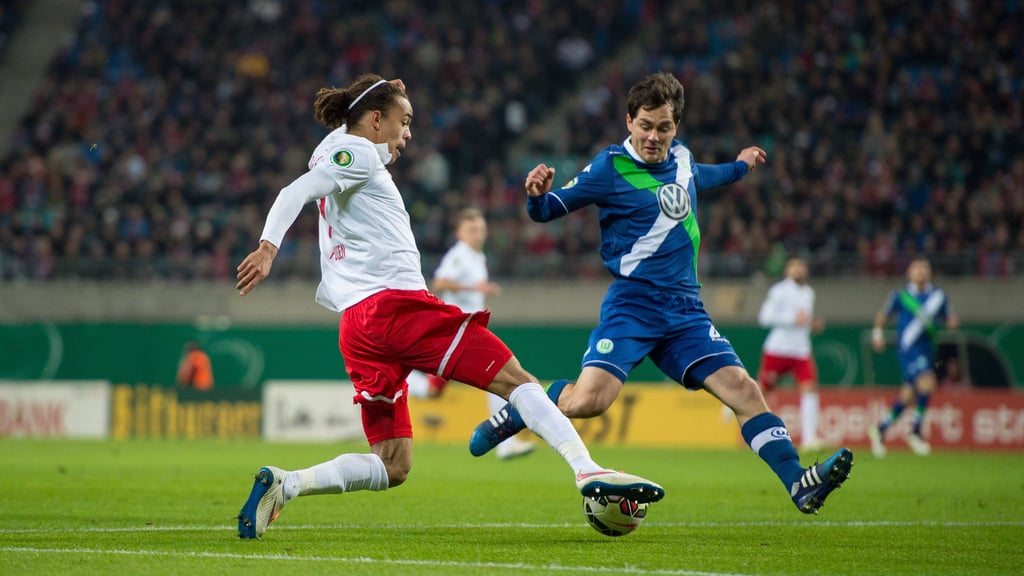 Schäfer nach Leipzig: Der Ex-Wolfsburg-Profi (r.) im Duell mit Leipzigs Yussuf Poulsen im DFB-Pokal 2015