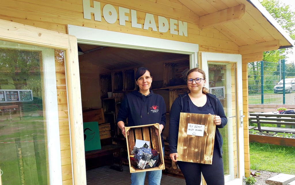 Einblicke in den neuen Hofladen: Bei Anja Gulitz (l.) und Stefanie Dreher rappelt es schon mal in der Kiste.