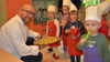 Christian Krüger bereitete in Flessau (Kreis Stendal) mit den Kindern Zucchinipuffer zu und freute sich über viele fleißige Köche.