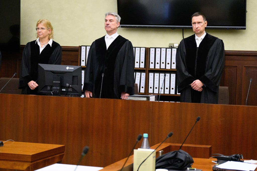 Lars Malskies Detlev Schmidt (M), Vorsitzender Richter am Kammergericht, steht vor Beginn des Prozesses wegen des Vorwurfs des Landesverrats an einen Mitarbeiter des Bundesnachrichtendienstes (BND) und dessen mutmaßlichen Mittäter im Gerichtssaal vom 6. Strafsenat des Kammergerichts.