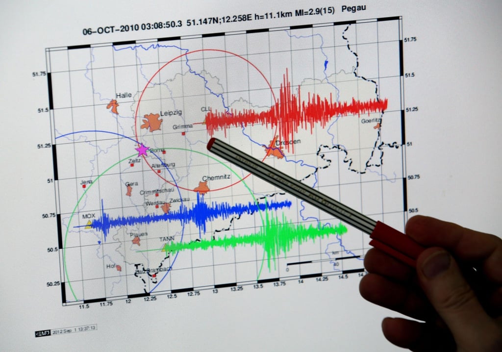 Der Seismologe Siegfried Wendt vom Geophysikalischen Observatorium der Universität Leipzig zeigt die seismographischen Aufzeichnungen eines Erbebens bei Pegau (Sachsen) im Jahr 2010 im Observatorium auf dem Collm (Sachsen).