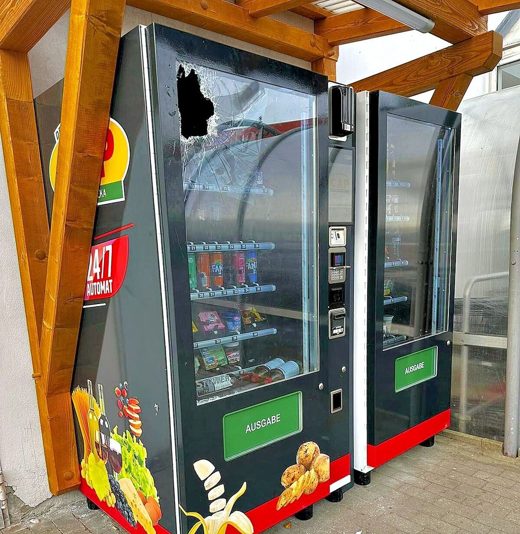 Im Februar erst vorm Cap-Markt aufgestellt, ist dieser Anblick schon wieder Geschichte: Nach dem Aufbruch des Regiomat wurde dieser nun vom DRK entfernt.