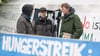 Wolfgang Metzeler-Kick (l-r), Richard Cluse und Michael Winter unterhalten sich im Hungerstreik-Camp.