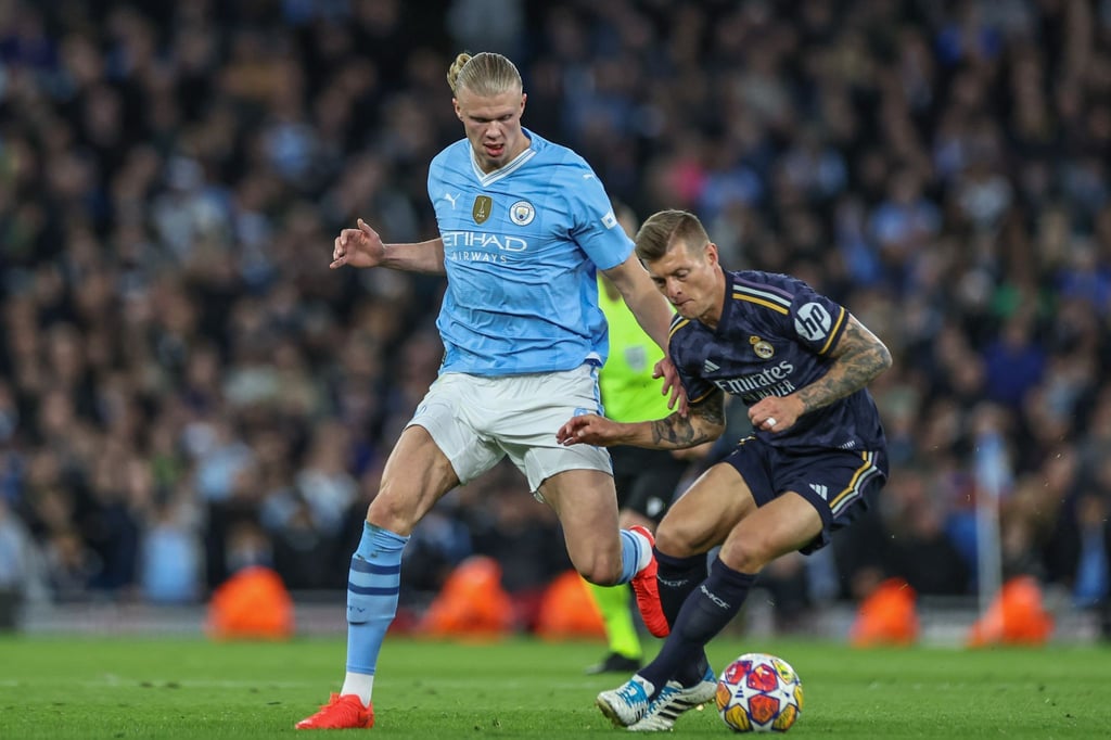 Toni Kroos (r) und Erling Haaland lieferten sich mit Real Madrid und Manchester City ein enges Duell.