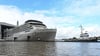 Das Kreuzfahrtschiff der Luxusklasse „Silver Ray“ verlässt das überdachte Baudock der Meyer Werft.