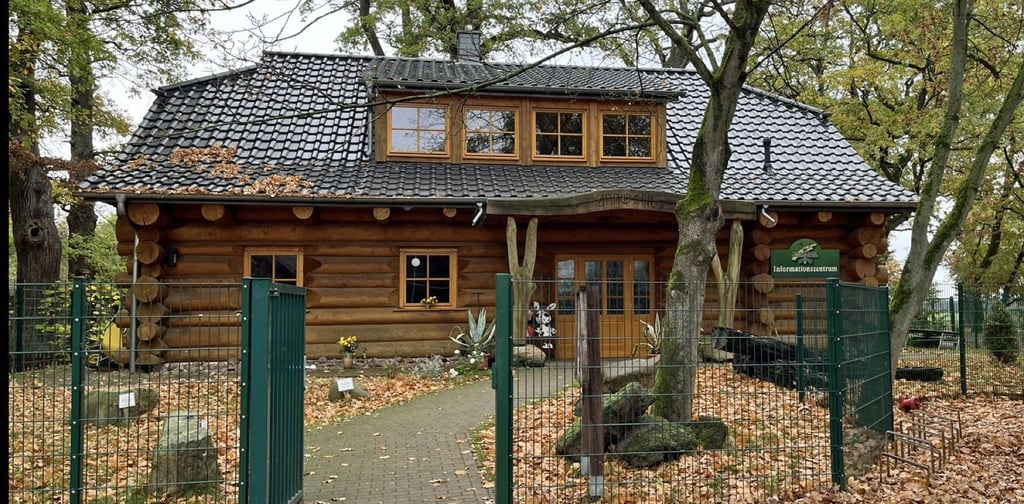 Das Blockhaus am Wildpark Weißewarte ist jetzt Gemeindebüro.