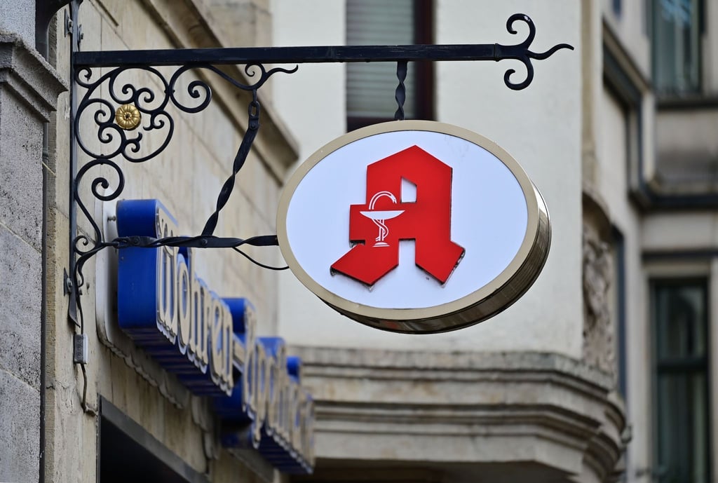 Ein Schild vor einer Apotheke mit dem Logo der Apotheken in der Erfurter Innenstadt.