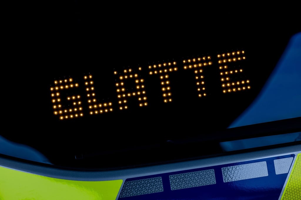 Ein Einsatzfahrzeug der Polizei warnt vor Glätte.
