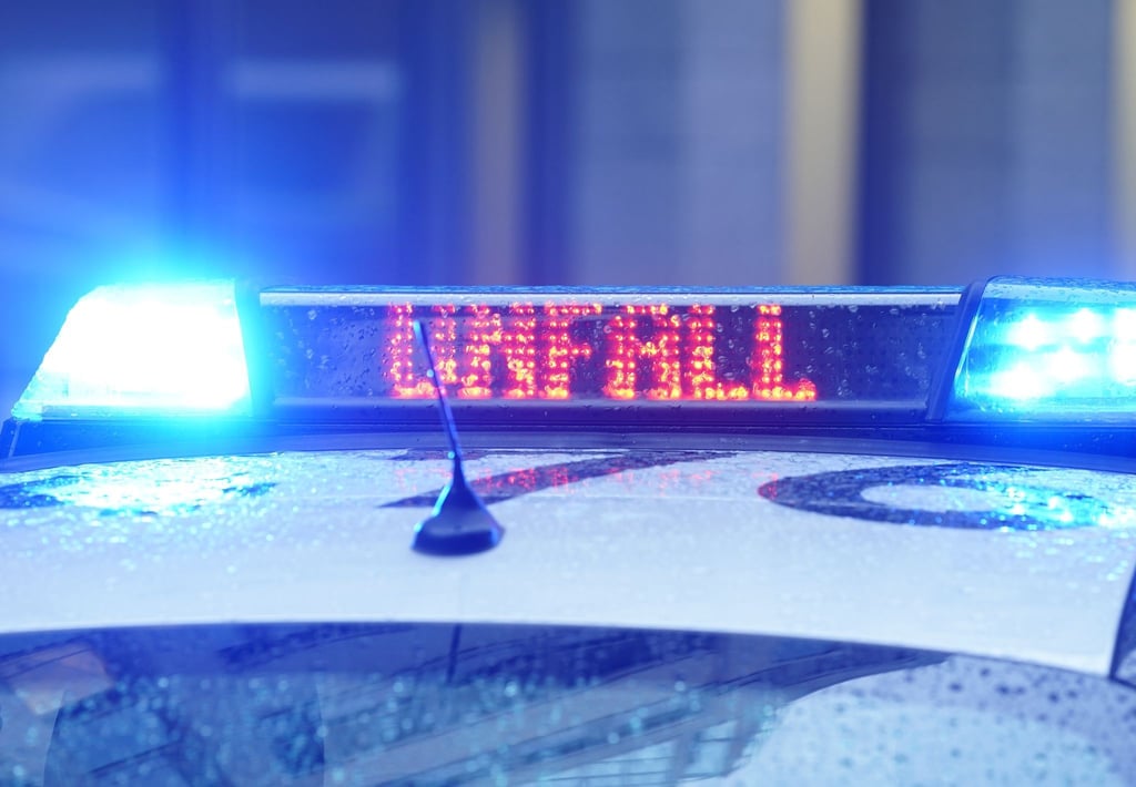 Der Schriftzug "Unfall" ist neben dem Blaulicht auf dem Dach eines Polizeiautos zu lesen.