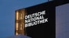 Der neue Schriftzug "Deutsche Nationalbibliothek" (DNB) leuchtet an einem 55 Meter hohen Gebäude der früheren Deutschen Bücherei.
