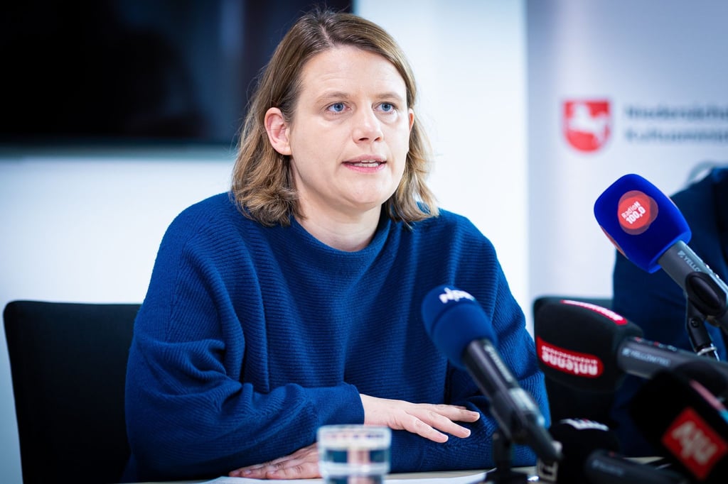 Julia Willie Hamburg (Bündnis 90/Die Grünen), Kultusministerin von Niedersachsen, spricht auf einer Pressekonferenz, über das weitere Vorgehen nach der verzögerten Abiturprüfung.