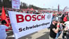 Mitarbeiter demonstrieren für eine Mitbestimmung bei dem von Bosch geplanten Stellenabbau.