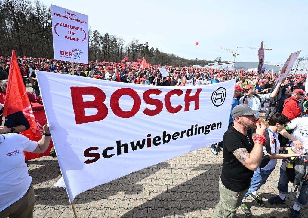 Mitarbeiter demonstrieren für eine Mitbestimmung bei dem von Bosch geplanten Stellenabbau.