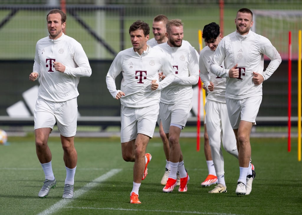 Die Spieler vom FC Bayern München trainieren.