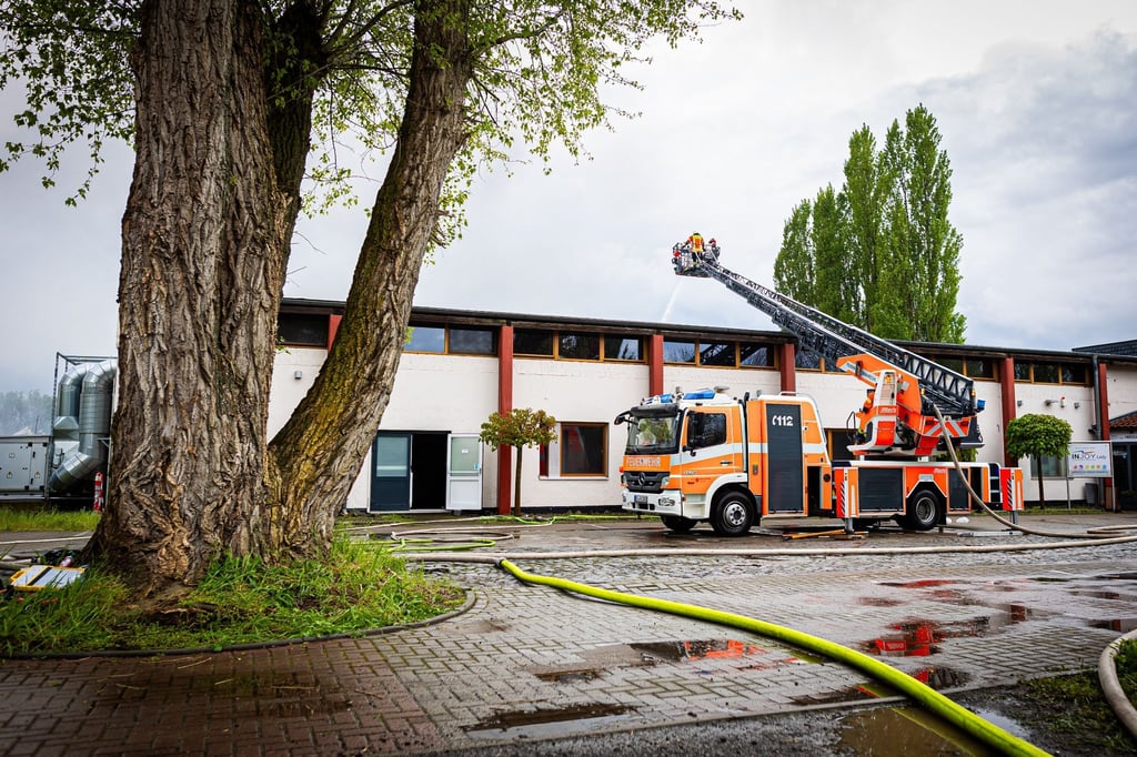 Die Feuerwehr löscht einen Brand in einem Braunschweiger Industriegebiet.