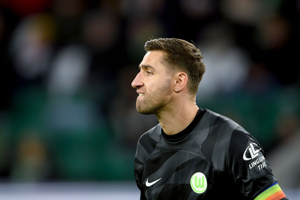 Koen Casteels vom VfL Wolfsburg steht auf dem Spielfeld.