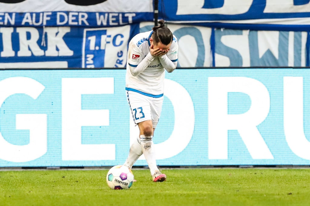 Baris Atik genervt beim Spiel seines 1. FC Magdeburg gegen Fortuna Düsseldorf. Der FCM gab das Spiel nach Führung her.