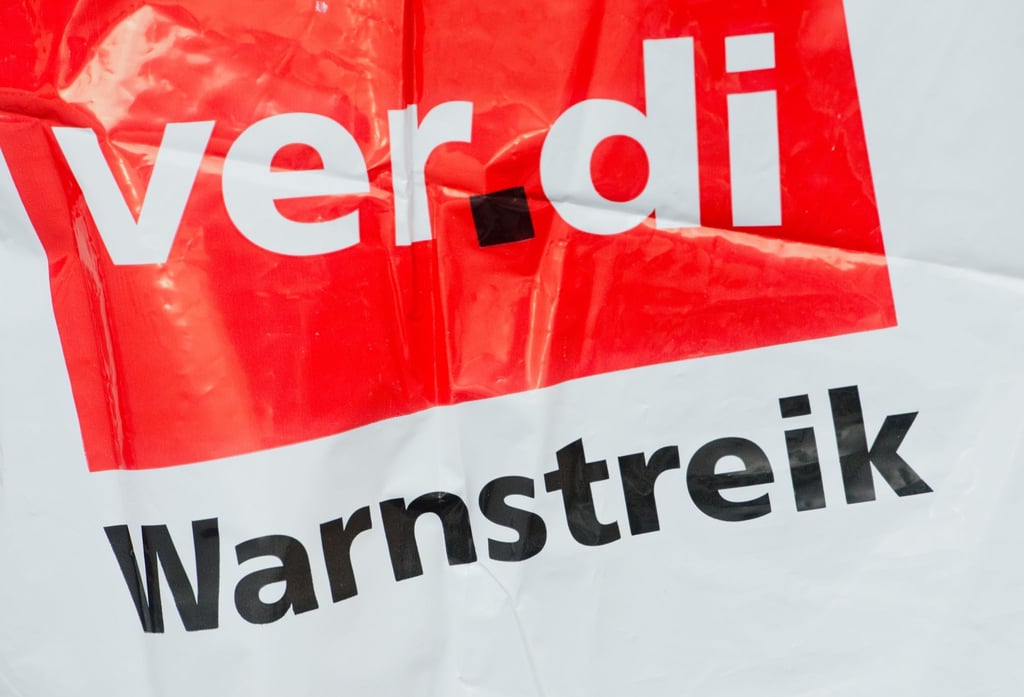 Eine Streikweste mit der Aufschrift „Warnstreik“ und dem Logo der Dienstleistungsgewerkschaft Verdi.
