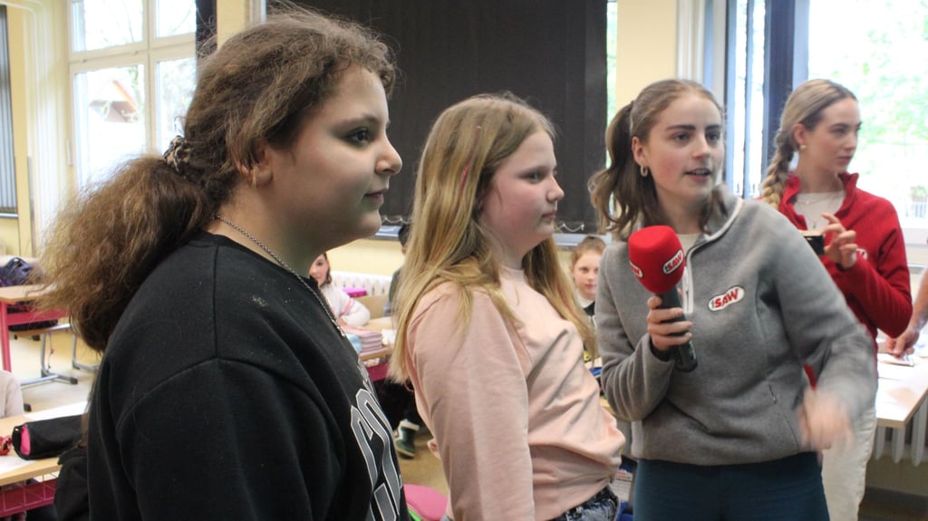 Ein besonderes Englisch-Projekt für die Viertklässler der Jävenitzer Grundschule. Nach dem Übersetzen eines englischen Liedtextes wurde die deutsche Fassung per Mikrofon aufs Band gesprochen, hier Sinem (von links) und Luisa mit der Radio-Praktikantin Pauline Kumherr.